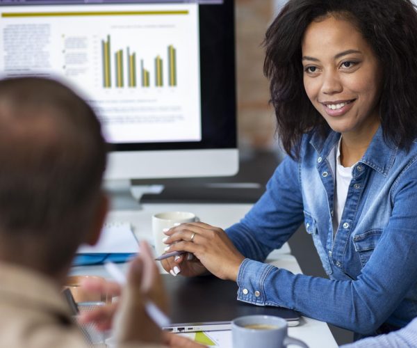 people-using-digital-device-while-meeting (3) Image IA